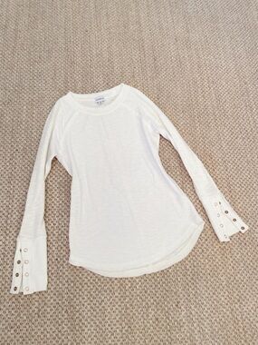 EverEve White Long Sleeve Slub Tee XS Grommet Split Cuff Top